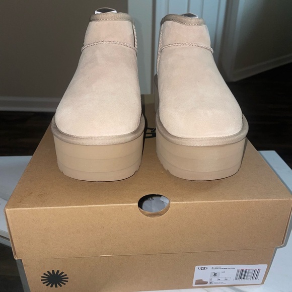 Classic 
Ultra Mini Ugg 
Sand 
Size 8 
Never worn
New with tags and box - Picture 4 of 8